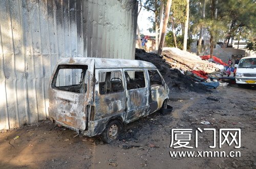 民房前空地发生火灾 现场地毯货物猛烈燃烧