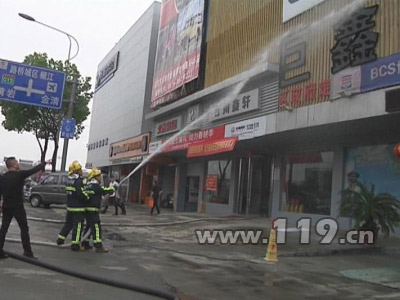 一汽车修理店面起火 消防救下2人疏散30人