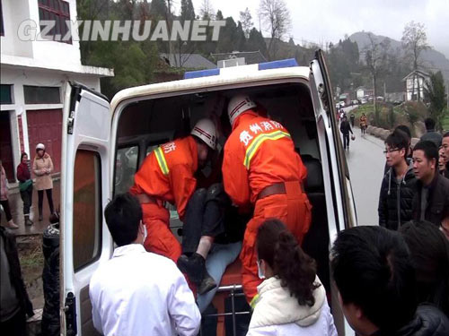 雨天路滑两车相撞一人被困 消防成功救援/图