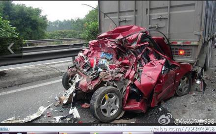 深汕高速连环撞车 已致2死28人伤/图