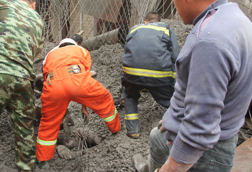 河南辉县在建民房发生坍塌 6人被埋已救出