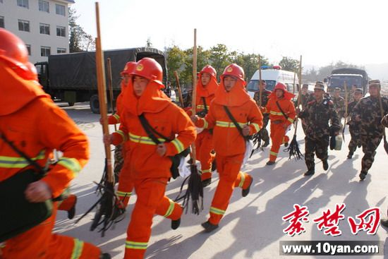 组图：看守所后山起大火 90余武警紧急灭火