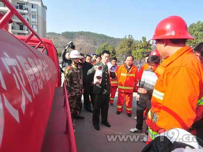 十堰郧县为乡镇专职消防队配发器材装备