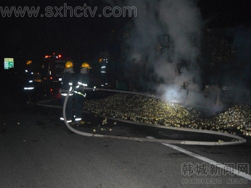 满载洋葱的货车起火 车厢被熊熊火焰包围