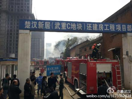 微博爆料：武汉市武重厂房发生火灾