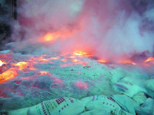 河南一玻璃厂熔炉泄漏 熔浆流淌如火山爆发