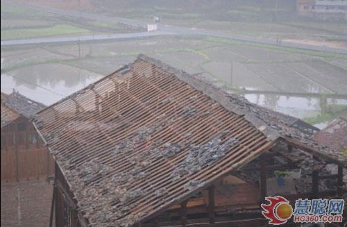 暴雨冰雹突袭贵州镇远 消防员紧急出动