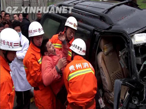 雨天路滑两车相撞一人被困 消防成功救援/图