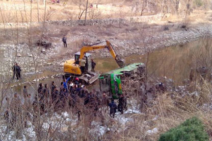 河南洛阳栾川客车翻入河道致6死23伤