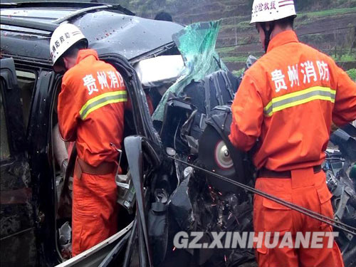 雨天路滑两车相撞一人被困 消防成功救援/图