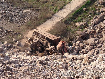 工程车翻下路基驾驶员困困 消防破拆救援/图