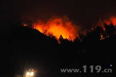 陕西商南消防百人奋战两天 扑灭特大山火