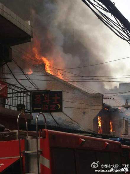 西安一餐馆发生火灾 浓烟滚滚伴有爆炸