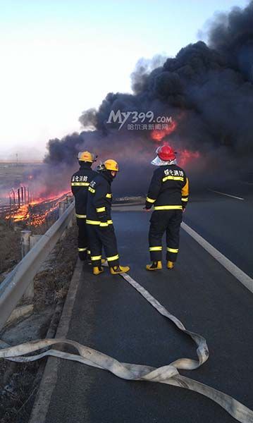 哈大高速肇东段大货侧翻起火 司机身亡