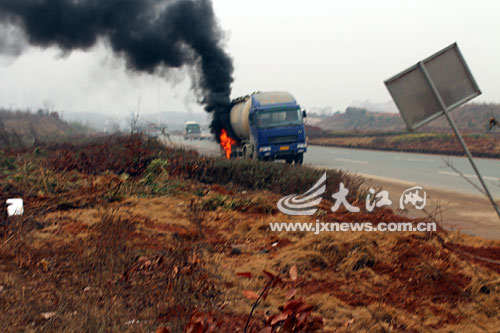 货车轮胎爆炸引起大火 消防灭火救援/图