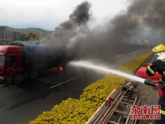 福厦高速货车轮胎爆炸起火 消防半小时扑灭