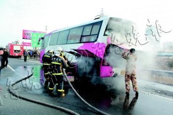 消防车高速路上狂追“火车”(图)