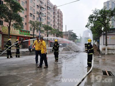 挖掘机错挖管道致燃气泄漏 消防稀释排险