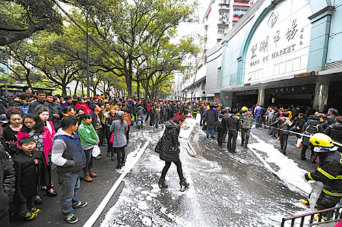 宁波望湖市场着大火 再现千人观火团/图