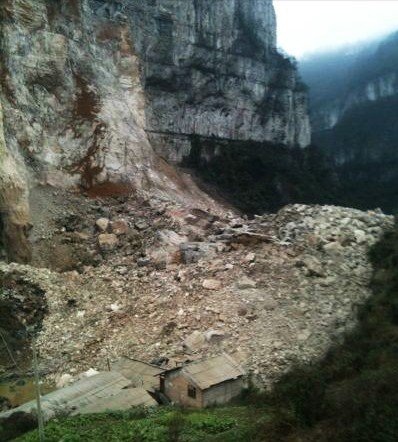 快讯：贵州凯里山体崩塌5人被埋 百余人救援