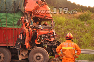 方向盘失灵挂车服务区连撞两车 车头撞扁