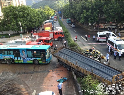 深圳梅林关发生连环车祸 一家三口当场毙命