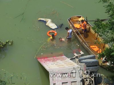 货车冲出路基翻下山崖 消防特勤潜水捞人/图