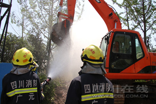 直径160mm天燃气管道遭挖爆 消防紧急排险