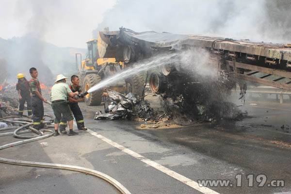 高速公路危化品燃烧泄漏 富宁消防排除险情