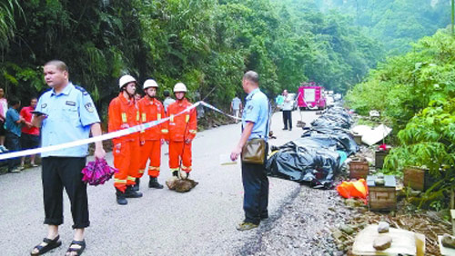 广西一漂流景区遇山洪 致游客8亡11伤/图