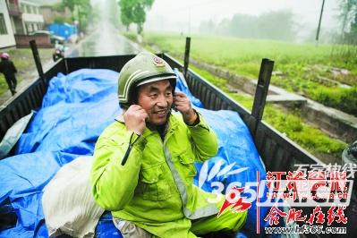 阜阳临泉男子建民间消防队 奔赴芦山震区救援