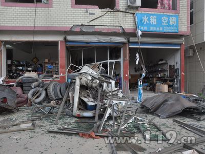 烧电焊引发槽罐车爆炸 面包车被平地掀翻/图