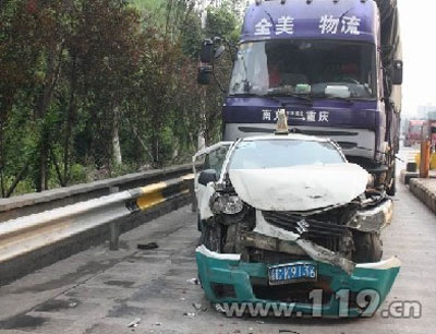 油门当刹车 高速收费口货车撞飞无辜出租/图