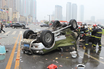 大连发生惨烈车祸 奔驰顶翻吉普致连环事故