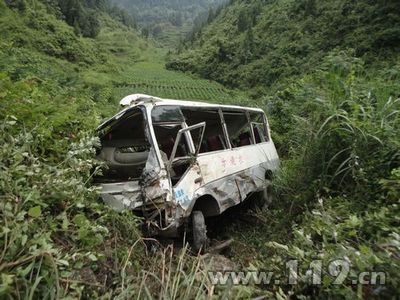 客车翻下20米山坡伤19人 遵义消防紧急救援