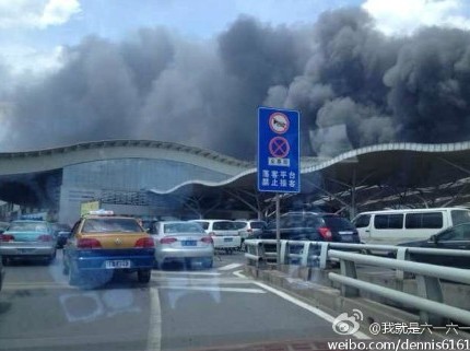 组图：长沙高铁站附近一仓库起火 伴有爆炸