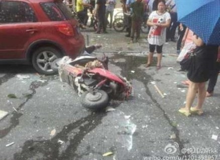 组图：福州学生街广场小吃店爆炸致1死2伤