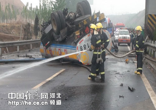 柴油车躲避车辆撞护栏侧翻 石家庄消防急救