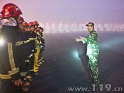 两车追尾剧毒黄磷泄漏 消防穿防化服排险