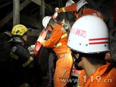 组图：水泥运输车撞进民宅 消防生死营救