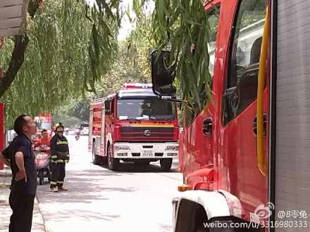 绵阳一高层住宅发生火灾 火势凶猛