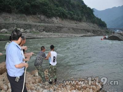 水库泄洪2人被困河中 消防水中营救/图