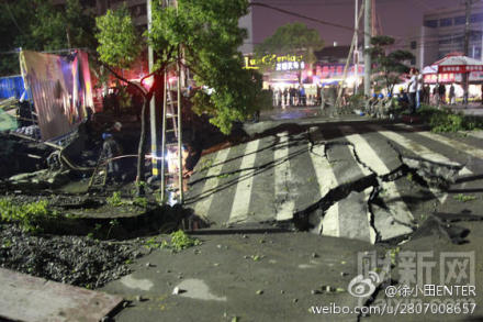 湖北荆州闹市区一道路发生大面积塌陷/图