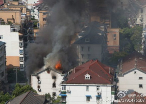 组图：杨浦区老式公房发生火灾 至少2人死亡