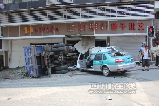 货车冲下陡坡连撞两车 巴中平昌消防驰援