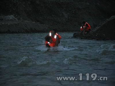 水库泄洪2人被困河中 消防水中营救/图