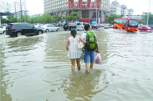 河南信阳遭暴雨 男子骑车过涵洞时被淹死