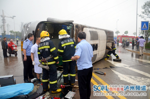 满载27人客车发生车祸侧翻 消防紧急救援