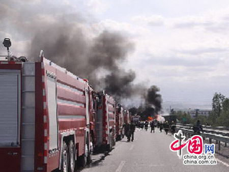 为躲对向来车 消防车撞到3棵行道树/图