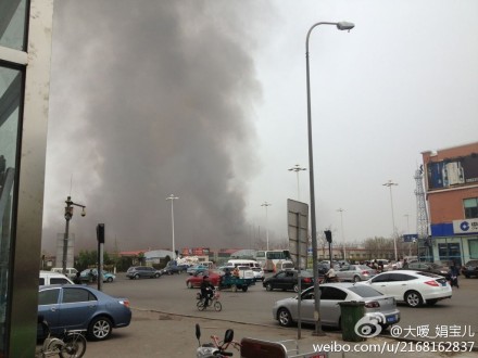 天津滨海新区一工厂发生火灾 浓烟滚滚